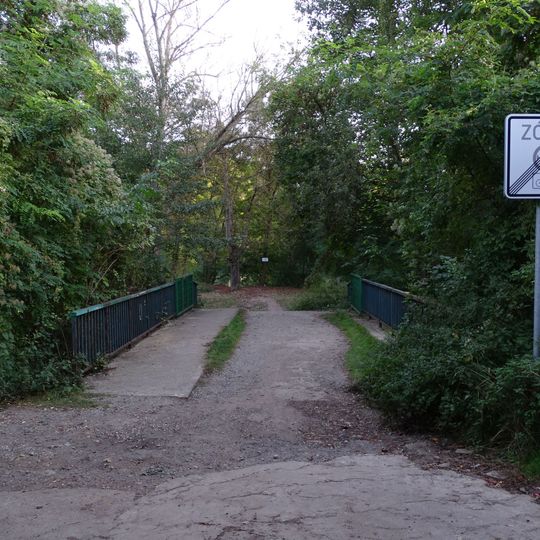 Mostek přes Kunratický potok severně od Zámeckého rybníka