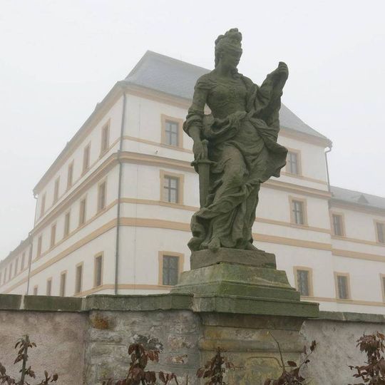 Socha alegorie Spravedlnost na terase špitálu v Kuksu