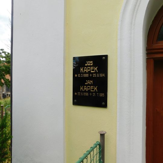 Pamětní deska Jana a Josefa Kapky na kapli v Chýstovicích