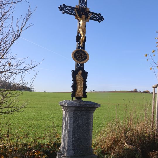 Kříž u silnice západně od Okřešic