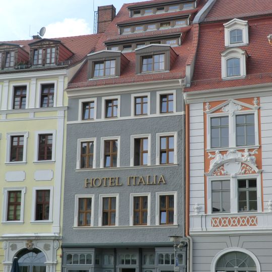 Wohnhaus in geschlossener Bebauung, mit historischer Laden- und Erdgeschossfront des 19. Jahrhunderts Obermarkt 28