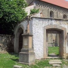 Kříž u kostela v Potvorově