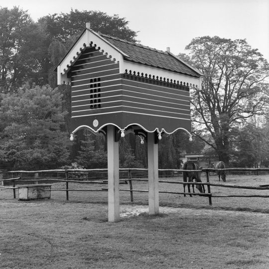 Lunia, duivenslag in huisvorm met schaliedakje