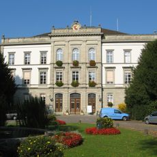 Hôpital psychiatrique avec parc