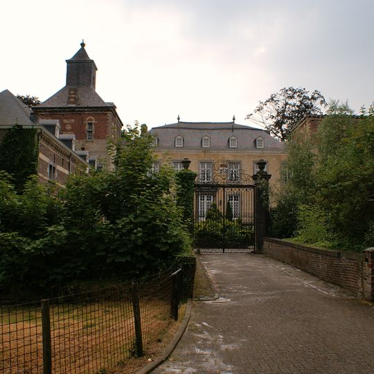 Borgharen Castle: entrance gate cour d'honneur