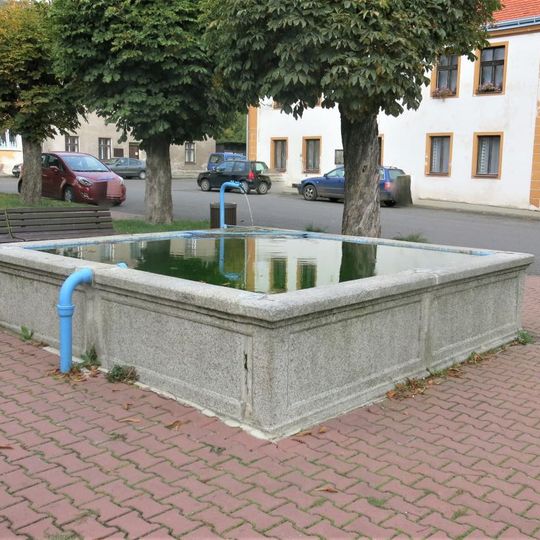 Kamenná kašna na náměstí v Mašťově