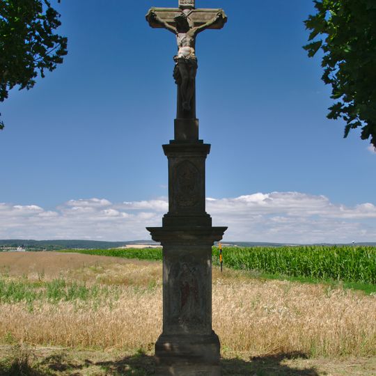 Kříž v Ratajích na rozcestí za vsí