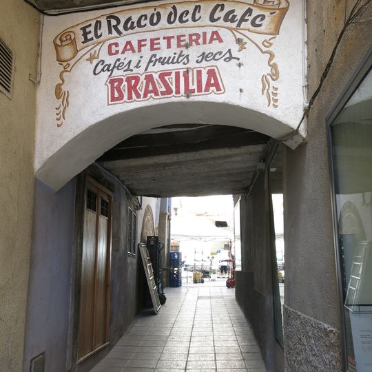 Casa damunt el carrer Mercat