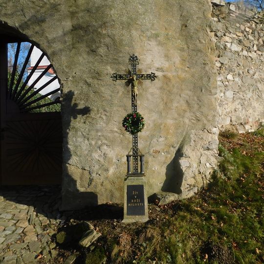 Kříž u starého hřbitova v Kamenici