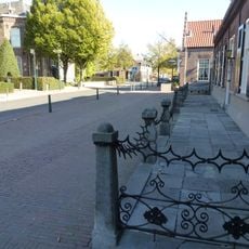 Hardstenen stoeppalen met kettingen