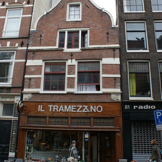 Pand met gevel van het 'type met grote blokken' met uit- en ingezwenkte hals met palmet in de afdekking