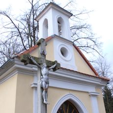Kříž v Horních Chrášťanech u kaple