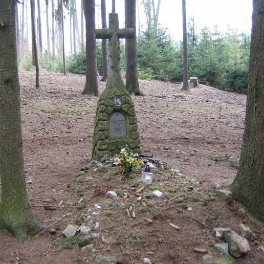 Pomník letce v lese severozápadně od Církvic