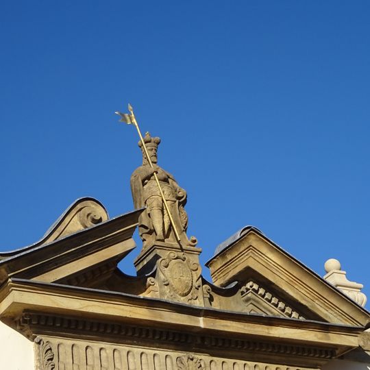 Socha svatého Václava na jižní brance ohradní zdi kostela svatého Václava ve Staré Boleslavi