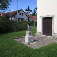 Kříž ve Lhotě-Vlásenici u kaple