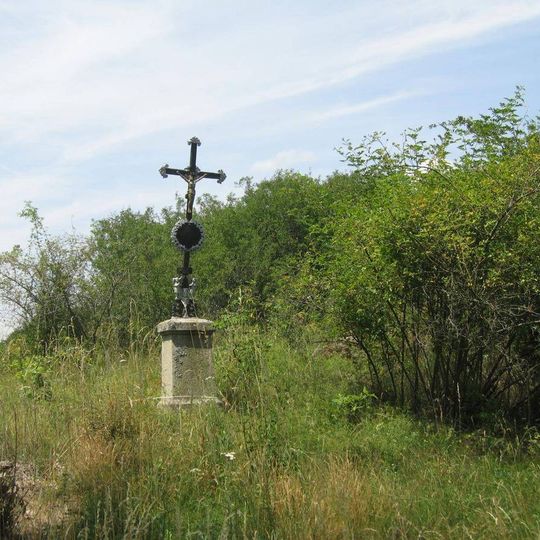 Boží muka u silnice severně od Slatiny naproti kamenolomu