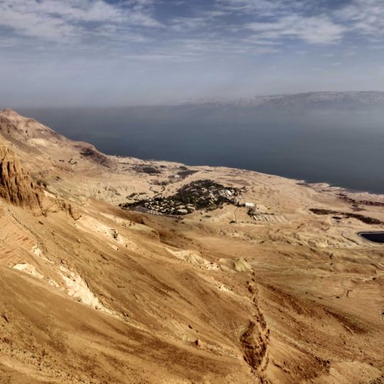 כביש הגישה מסומן באבנים, לא בצבע