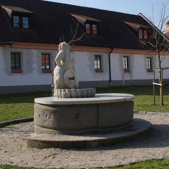 Kašna na nádvoří zámku ve Vrchotových Janovicích