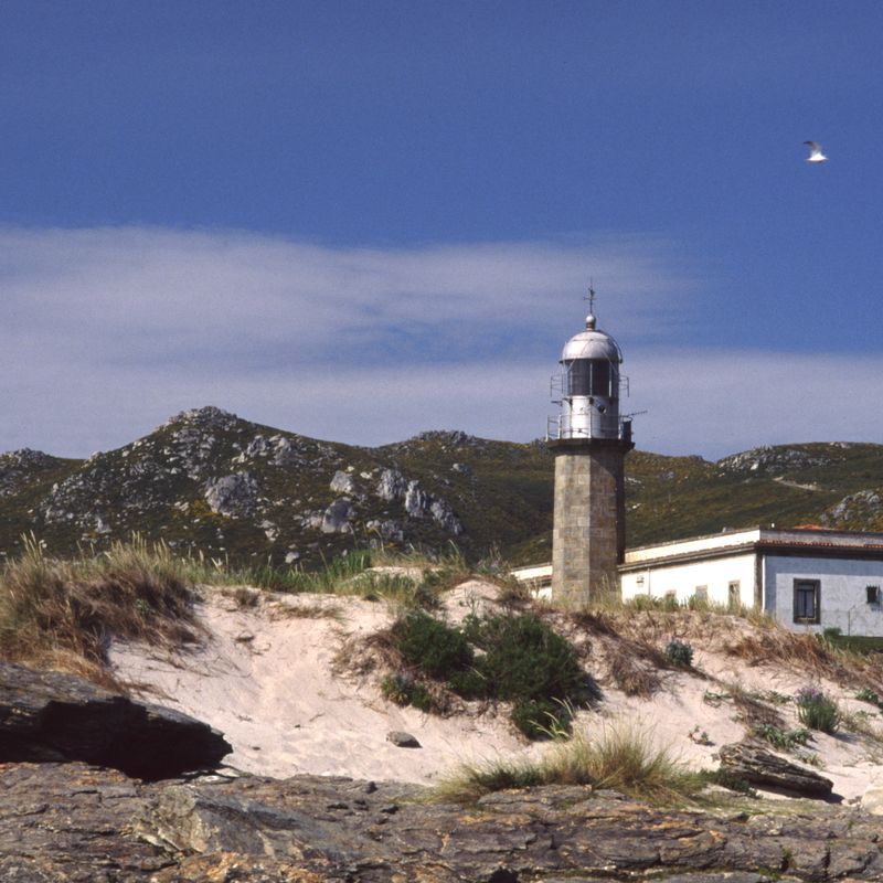 Faro de Punta Insua - Farol costeiro em Lariño, Espanha.