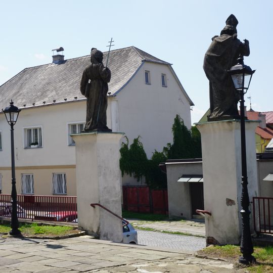Schodiště se sochami sv. Cyrila a Metoděje