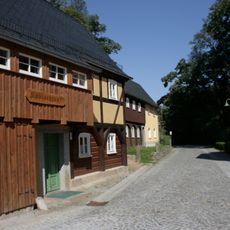 Wohnhaus (Umgebinde) und Scheune eines Zweiseithofes Schulstraße 15