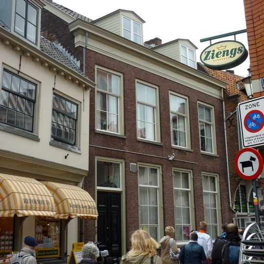 Pand met eenvoudige strakke lijstgevel. Consistoriekamer van de St. Joriskerk