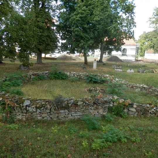 Zaniknutý kostol s areálom, kostol základy