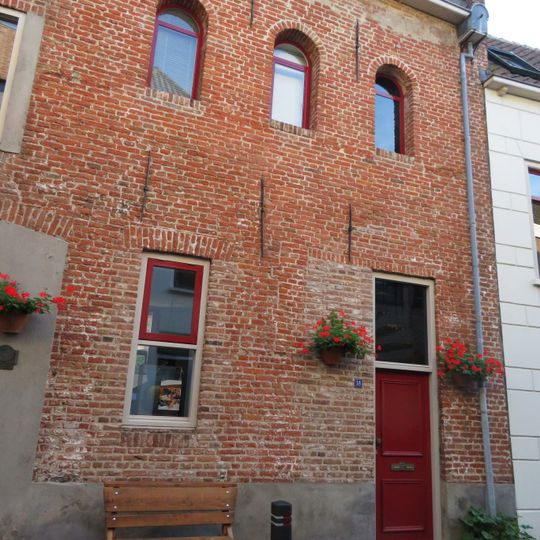 Eenvoudig pandje onder schilddak, samen met nr. 20 oorspr. deel van het "Suete Name Jhesushuys"