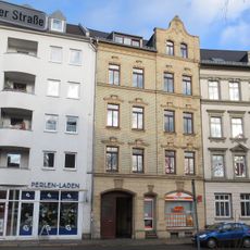 Mietshaus in geschlossener Bebauung konzipiert, mit Laden Limbacher Straße 18