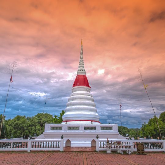 Phra Chedi Klang Nam