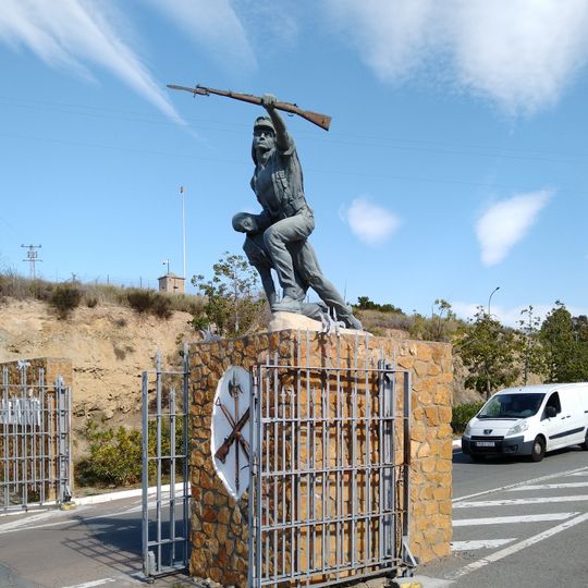 Estatua en la entrada a la Base militar Álvarez de Sotomayor