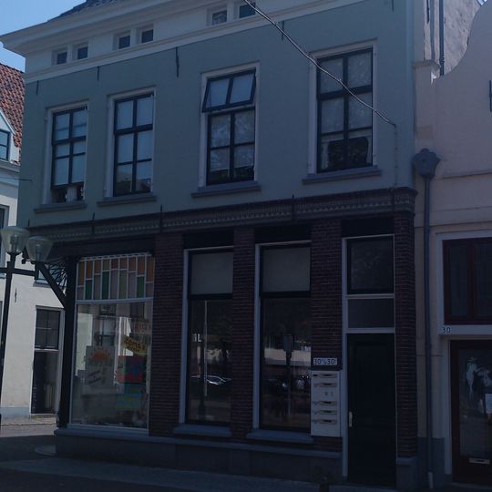 Pand met gepleisterde en verminkte topgevel van het gelderse type