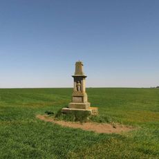 Kříž u Tištína uprostřed pole