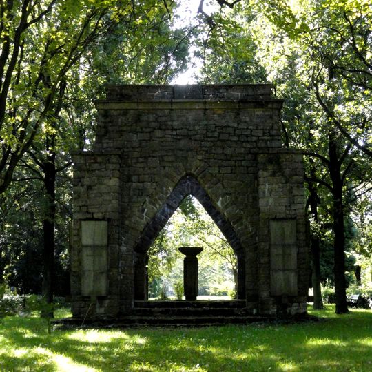 Verwaltungsgebäude mit Toranlage und Nebengebäude an der Friedhofstraße, Friedhofsmauer, eine Reihe künstlerisch wertvoller Grabmale und solche bedeutender Persönlichkeiten, das Denkmal für Opfer des Kapp-Putsches von 1920, gestiftet 1929 von d