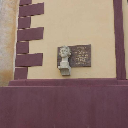 Pamětní deska sochaři Brokofovi na kostele v Jirkově