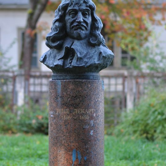 Бюст известного французского ученого Р. Декарта
