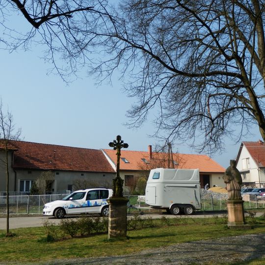 Krucifix a socha svatého Jana Nepomuckého