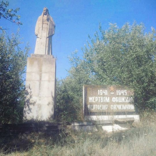 Monument la mormântul comun al cca 6000 victime ale fascismului