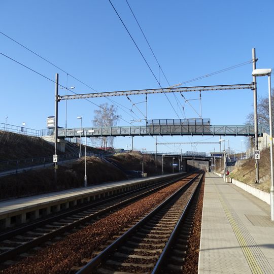 Lávka přes železniční zastávku Kařez