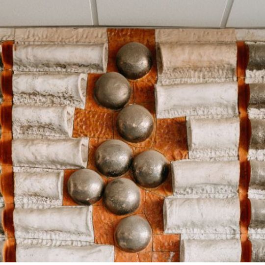 Keramický reliéf v zákaznickom centre