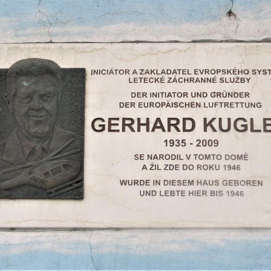 Pamětní deska Gerharda Kuglera na domě Labské nábřeží 308/37 v Podmoklech