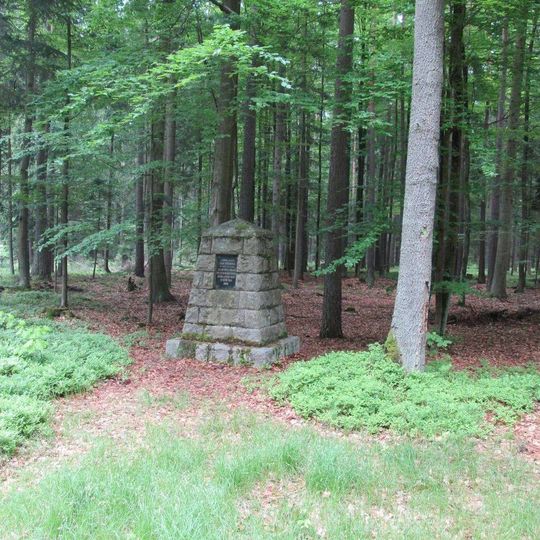 Památník v lese východně od Jemčiny