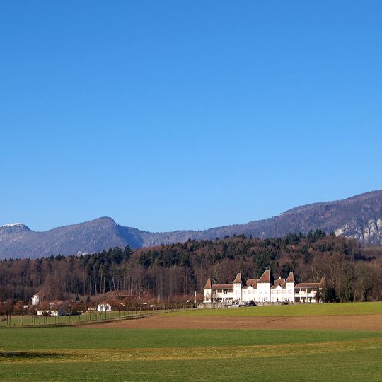 Waldegg Castle with gardens and outbuildings