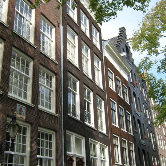 Pand met gevel onder rechte lijst