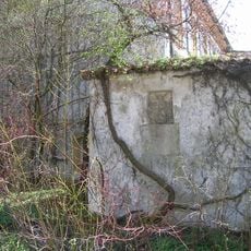 Gartenmauer mit Inschriftstein