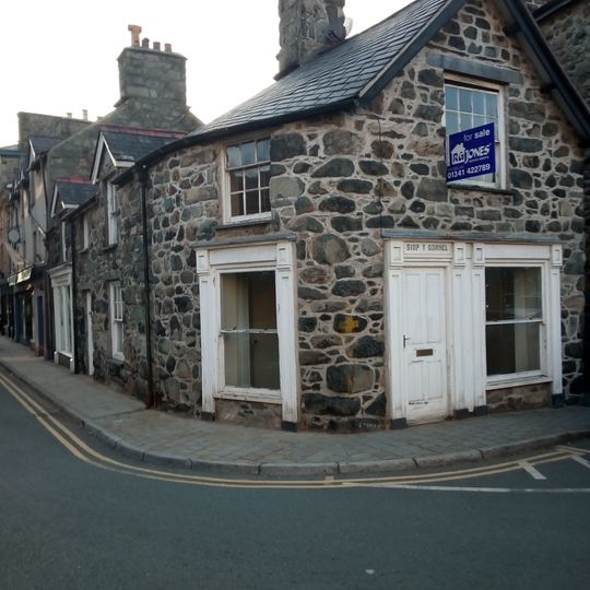 Siop y Gornel, Smithfield Square