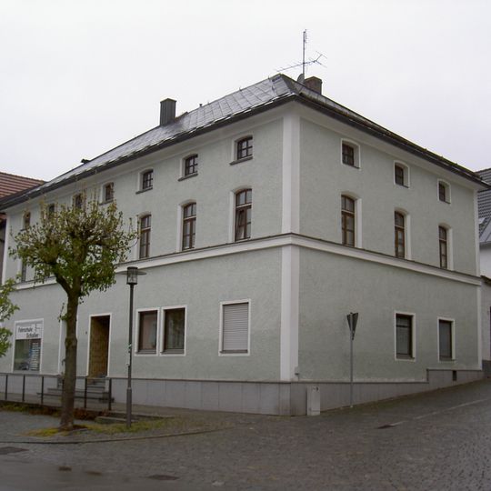 Ehemaliges Lebzelterhaus, ursprünglich wohl Evangelisch-Lutherischer Pfarrhof