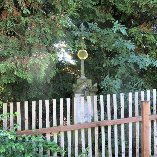 Kříž v zahradě domu 152 v Doubici