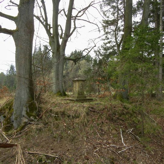 Podstavec ve Svojanově na okraji lesa