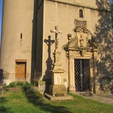 Kříž v Náklu před kostelem